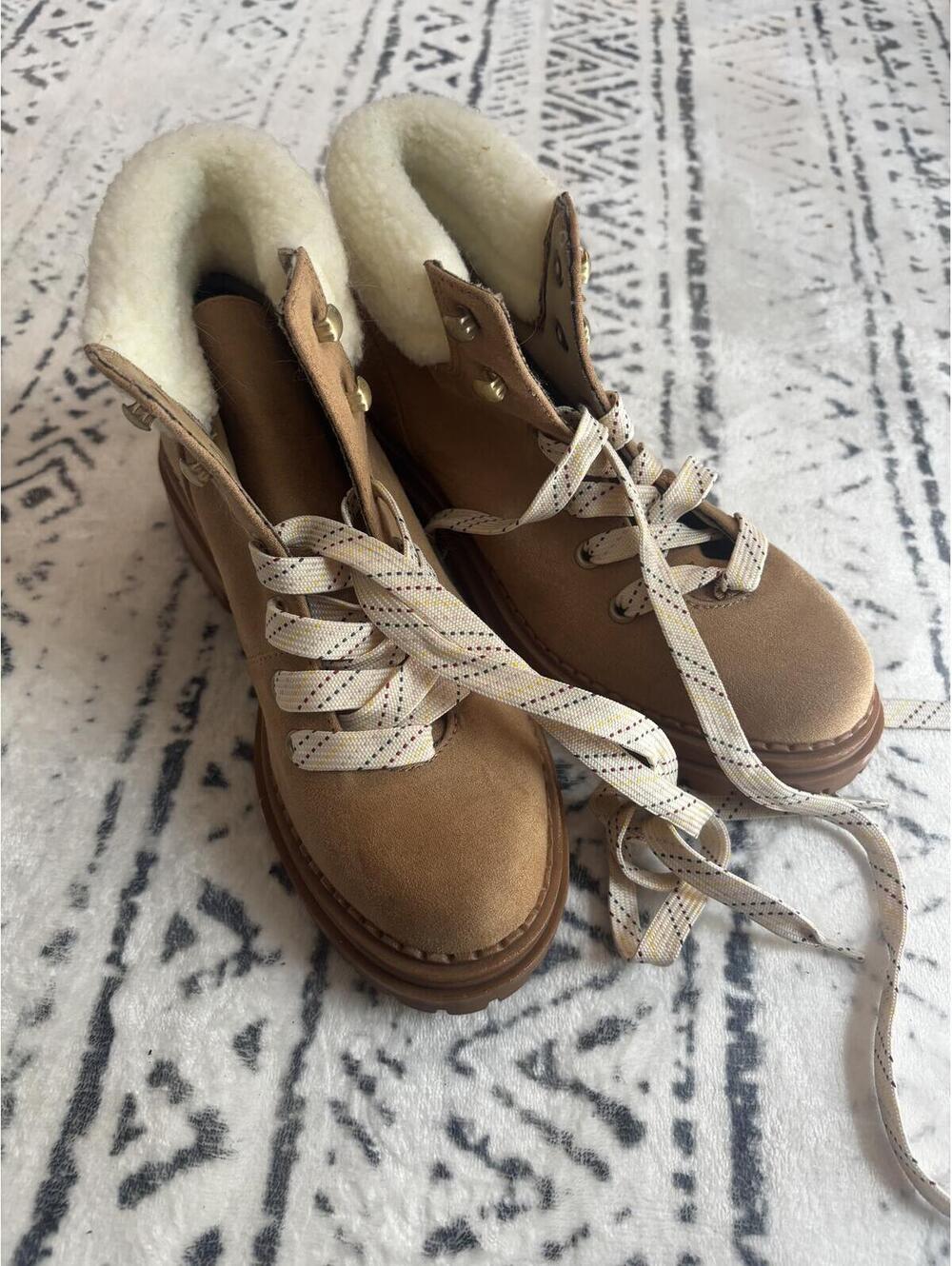 Kohl's Women's Tan Suede Winter Boots with Faux Fur Collar Size 6 Medium